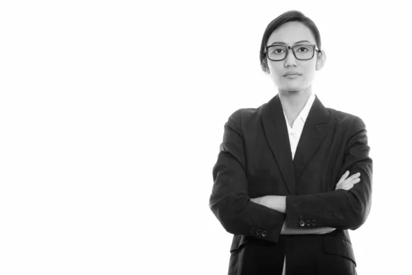 Estudio de disparo de joven mujer de negocios asiática con gafas con los brazos cruzados —  Fotos de Stock