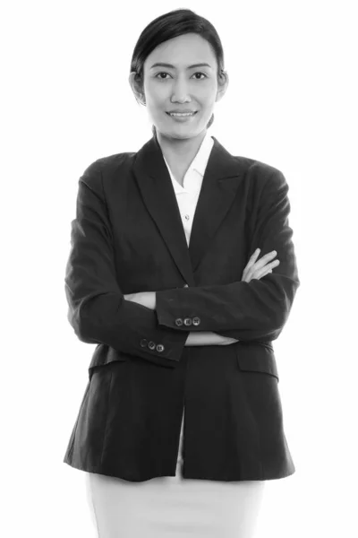 Estudio disparo de joven feliz mujer de negocios asiática sonriendo con los brazos cruzados —  Fotos de Stock