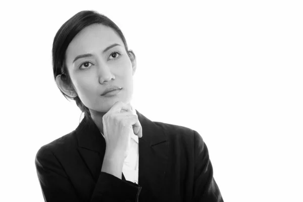 Studio shot de jeune femme d'affaires asiatique penser avec la main sur le menton — Photo