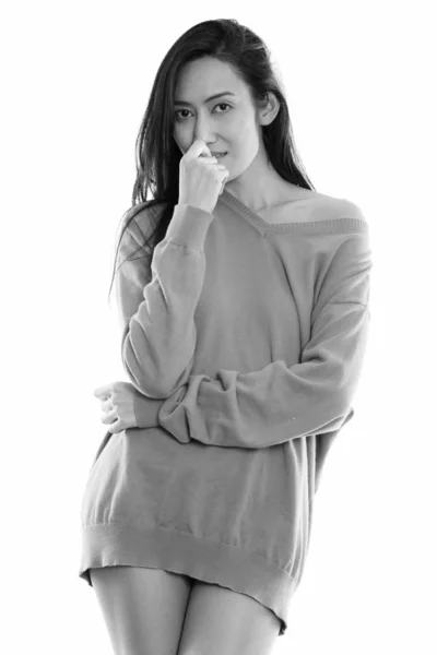 Studioaufnahme einer jungen schönen asiatischen Frau, die beim Posieren steht — Stockfoto