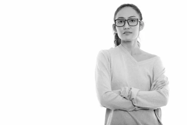 Studio shot de jeune femme asiatique portant des lunettes avec les bras croisés — Photo