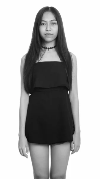 Портрет молодої азіатської дівчини, що стоїть у чорно - білому — стокове фото