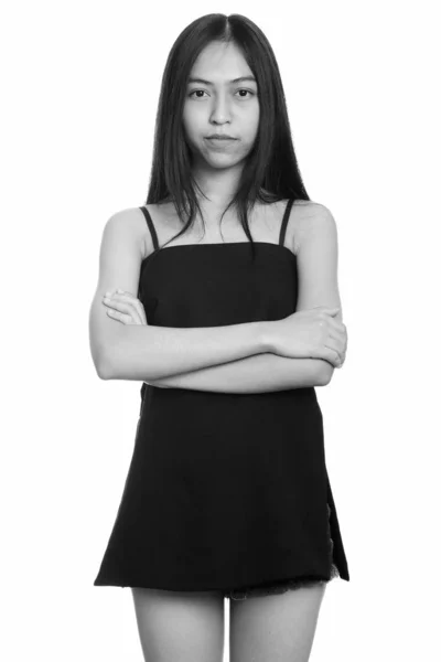 Studio schoot van jonge Aziatische tiener meisje permanent met gekruiste armen — Stockfoto