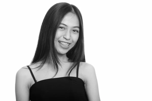 Estudio disparo de joven feliz asiática adolescente sonriendo —  Fotos de Stock