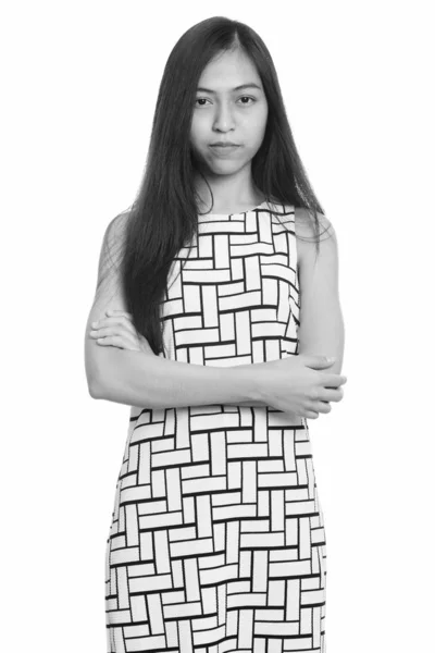 工作室拍摄的年轻亚洲少女，双臂交叉站 — 图库照片