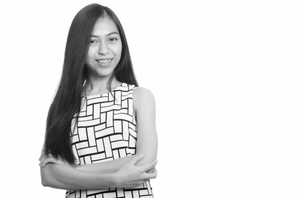 Joven feliz asiática adolescente sonriendo con los brazos cruzados — Foto de Stock