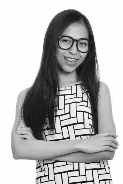 Gros plan de jeune asiatique heureux adolescent nerd fille sourire avec les bras croisés — Photo
