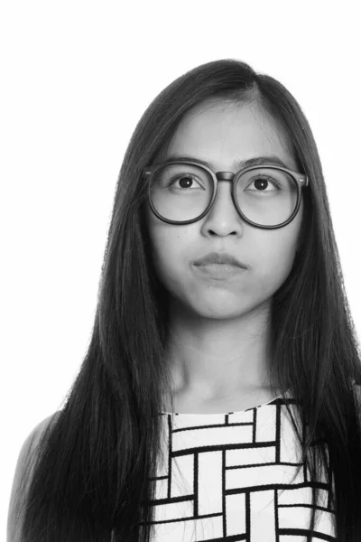 Gezicht van jonge Aziatische tiener nerd meisje denken — Stockfoto
