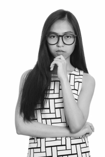 Studio shot van jonge Aziatische tiener nerd meisje denken — Stockfoto