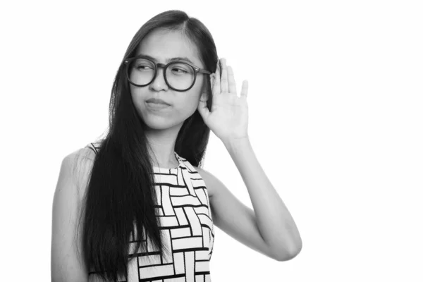 Nachdenkliche junge asiatische Teenager Nerd Mädchen hören zu — Stockfoto