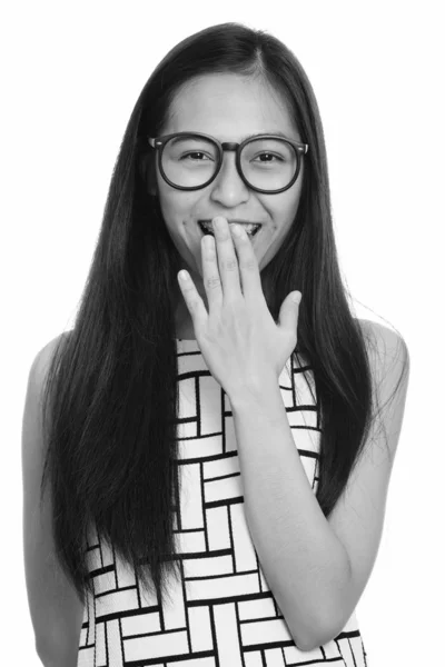 若い幸せなアジア十代オタク女の子笑顔と笑いながら口を覆っています。 — ストック写真