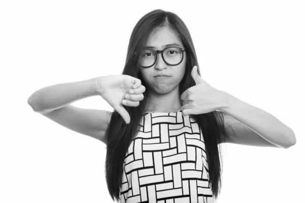 Młode Azjatki nastoletnie nerd Dziewczyna daje kciuk w górę i w dół — Zdjęcie stockowe