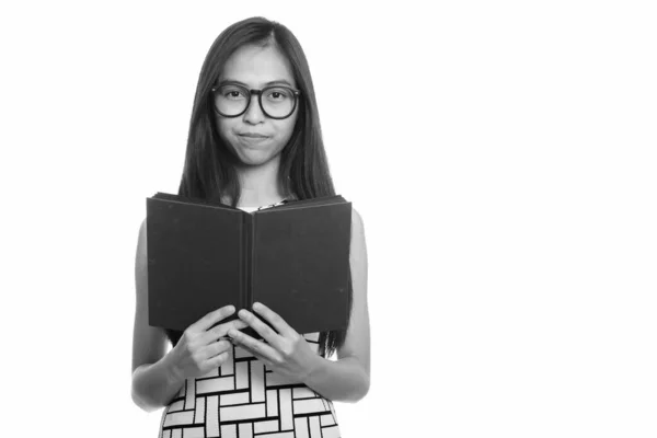 Giovane asiatico adolescente nerd ragazza holding libro — Foto Stock