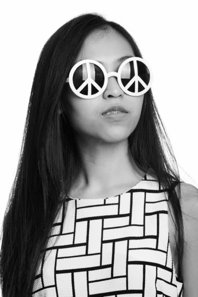 평화 기호 선글라스 입고 젊은 아시아 십 대 소녀의 얼굴 — 스톡 사진