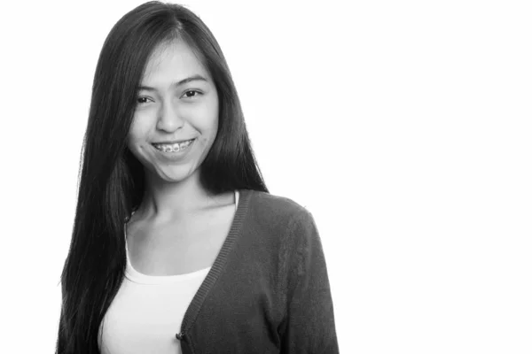 Estudio disparo de joven feliz asiática adolescente sonriendo — Foto de Stock