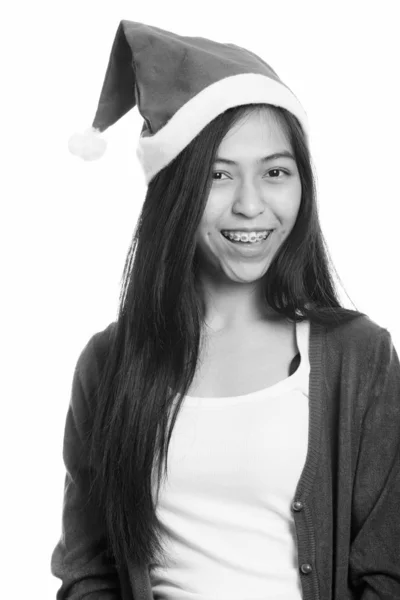Primer plano de joven feliz Asiática adolescente sonriendo listo para la Navidad —  Fotos de Stock