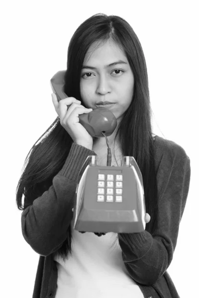 Stúdió lövés a fiatal ázsiai tizenéves lány beszél a régi telefon — Stock Fotó