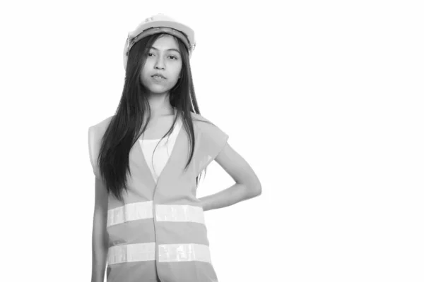 Studio shot de jeune Asiatique femme travailleur de la construction — Photo