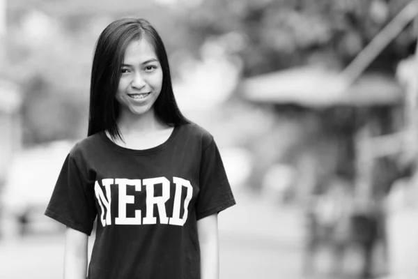 屋外笑顔若い幸せなアジア十代オタク少女 — ストック写真