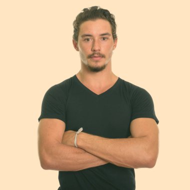 Stüdyo çekim silah ile genç yakışıklı adamın beyaz arka plan karşı izole geçti