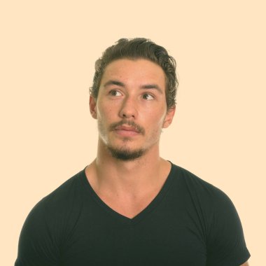 Genç yakışıklı adamın beyaz arka planı izole düşünme yakın çekim