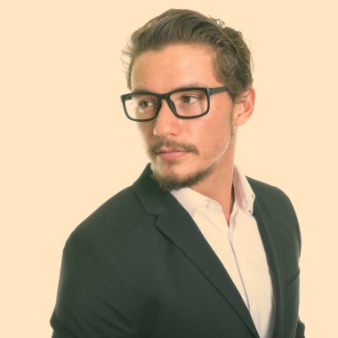 Genç yakışıklı işadamı geri beyaz arka planı izole gözlük ile bakarken düşünüyorum yakın çekim