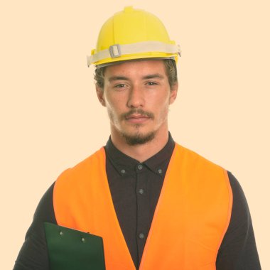 Beyaz arka plan karşı izole Pano tutan genç yakışıklı adam inşaat işçisi kapatmak