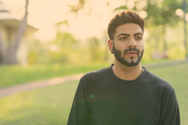 Portrait Jeune Homme Indien Beau Dans Parc Extérieur — Photo