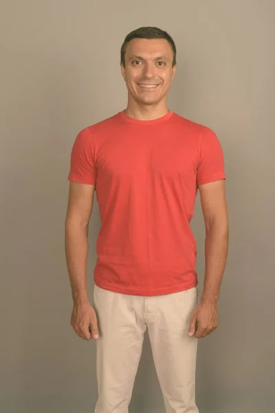 Studio Shot Man Wearing Red Shirt Gray Background — Stock Photo, Image