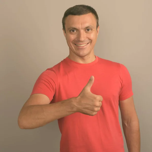 Estúdio Tiro Homem Vestindo Camisa Vermelha Contra Fundo Cinza — Fotografia de Stock