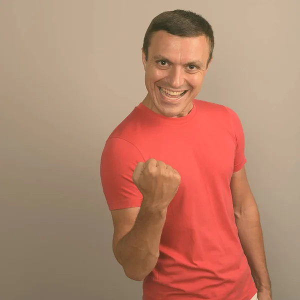 Estudio Hombre Vestido Con Camisa Roja Sobre Fondo Gris — Foto de Stock