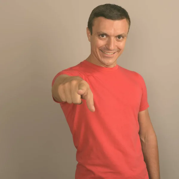 灰色の背景の赤いシャツを着た男のスタジオ撮影 — ストック写真