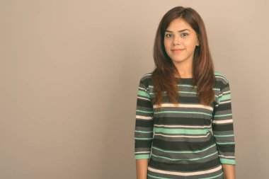 Stüdyo çekim Genç güzel Hint kadının gri bir arka plana dayanır