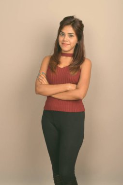 Stüdyo çekim Genç güzel Hint kadının gri bir arka plana dayanır