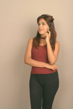 Stüdyo çekim Genç güzel Hint kadının gri bir arka plana dayanır