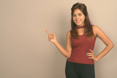 Stüdyo çekim Genç güzel Hint kadının gri bir arka plana dayanır