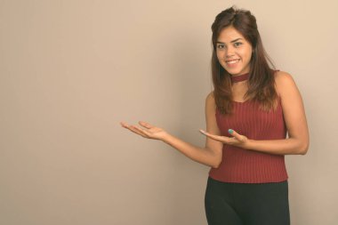 Stüdyo çekim Genç güzel Hint kadının gri bir arka plana dayanır