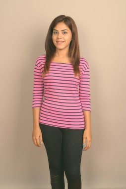 Stüdyo çekim Genç güzel Hint kadının gri bir arka plana dayanır