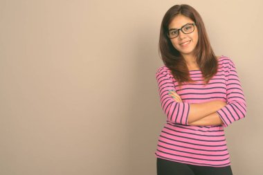 Stüdyo çekim gözlük gri bir arka plana dayanır giyen genç güzel Hintli kadın