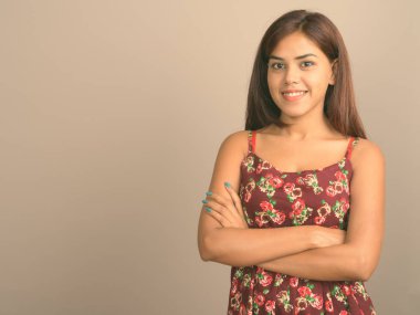 Genç güzel Hintli kadın giyiyor elbise gri arka plan stüdyo çekim