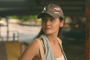Genç ve güzel Asyalı turist kadın Bangkok, Tayland 'ı keşfediyor.