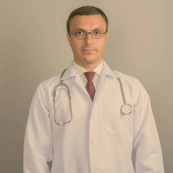 Studio Shot Homme Médecin Portant Des Lunettes Sur Fond Gris — Photo