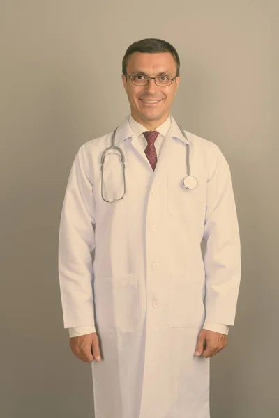 Studio Βολή Του Άνδρα Γιατρού Φορώντας Γυαλιά Γκρι Φόντο — Φωτογραφία Αρχείου