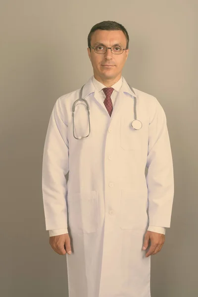 Studio Shot Man Doctor Wearing Eyeglasses Gray Background — Stock Photo, Image