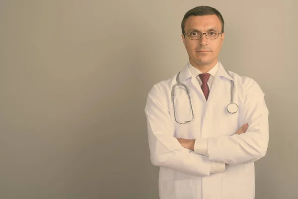 Estudio Tiro Hombre Médico Con Anteojos Sobre Fondo Gris —  Fotos de Stock