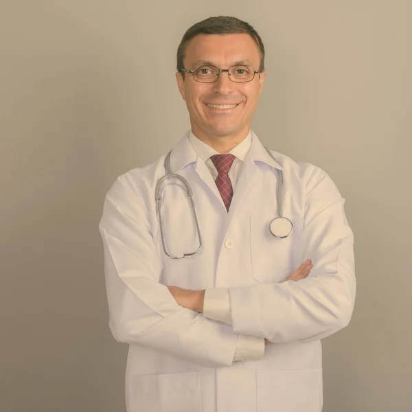 Studio Shot Homme Médecin Portant Des Lunettes Sur Fond Gris — Photo