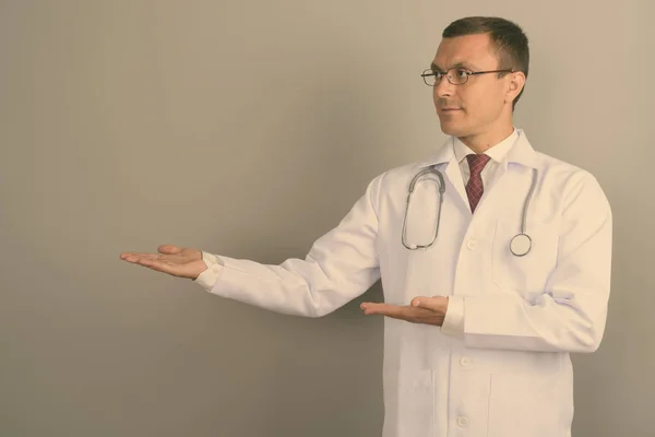 Estúdio Tiro Homem Médico Vestindo Óculos Contra Fundo Cinza — Fotografia de Stock