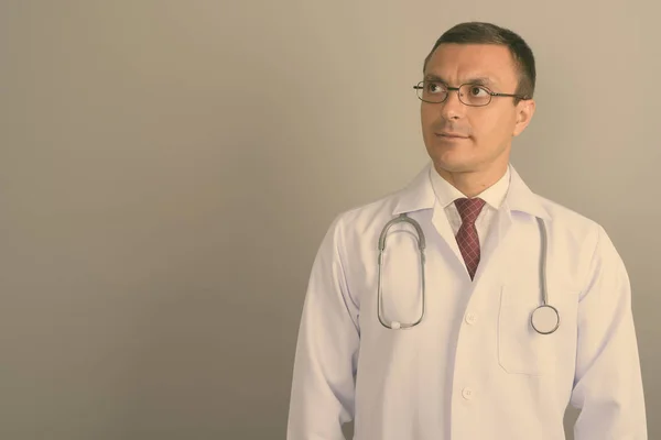 Studio Shot Man Doctor Wearing Eyeglasses Gray Background — Stock Photo, Image