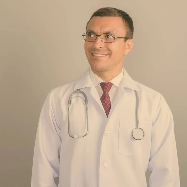 Studio Shot Homme Médecin Portant Des Lunettes Sur Fond Gris — Photo