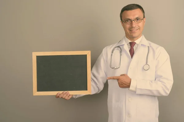 Estudio Tiro Hombre Médico Con Anteojos Mientras Sostiene Pizarra Contra —  Fotos de Stock